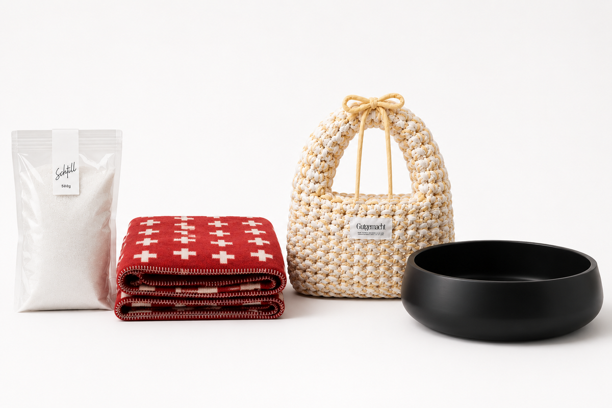 Kerzenschnee Nachfüllpack 500 g, gefaltete Baumwolldecke, handgemachte Tasche und Keramikschale Glina Schwarz als stilvolle Geschenkideen für verschiedene Anlässe