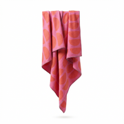 Hängende Baumwolldecke Halbmond in Rosa mit orangem Design – weiche Wohndecke aus Baumwolle von Schtill Schweiz