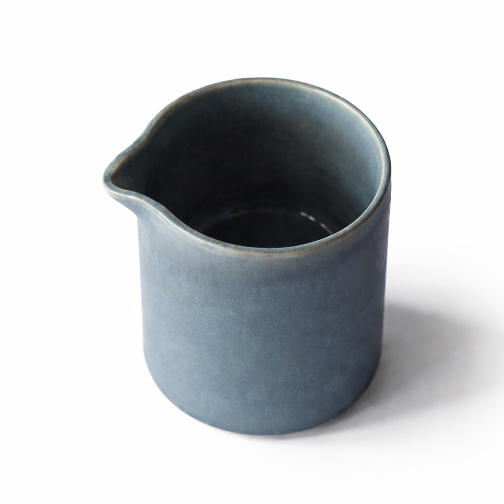 Steingut Nachfüllkrug für Kerzensand und Kerzenschnee mit feiner Glasur – handgefertigtes Kerzenzubehör von Schtill