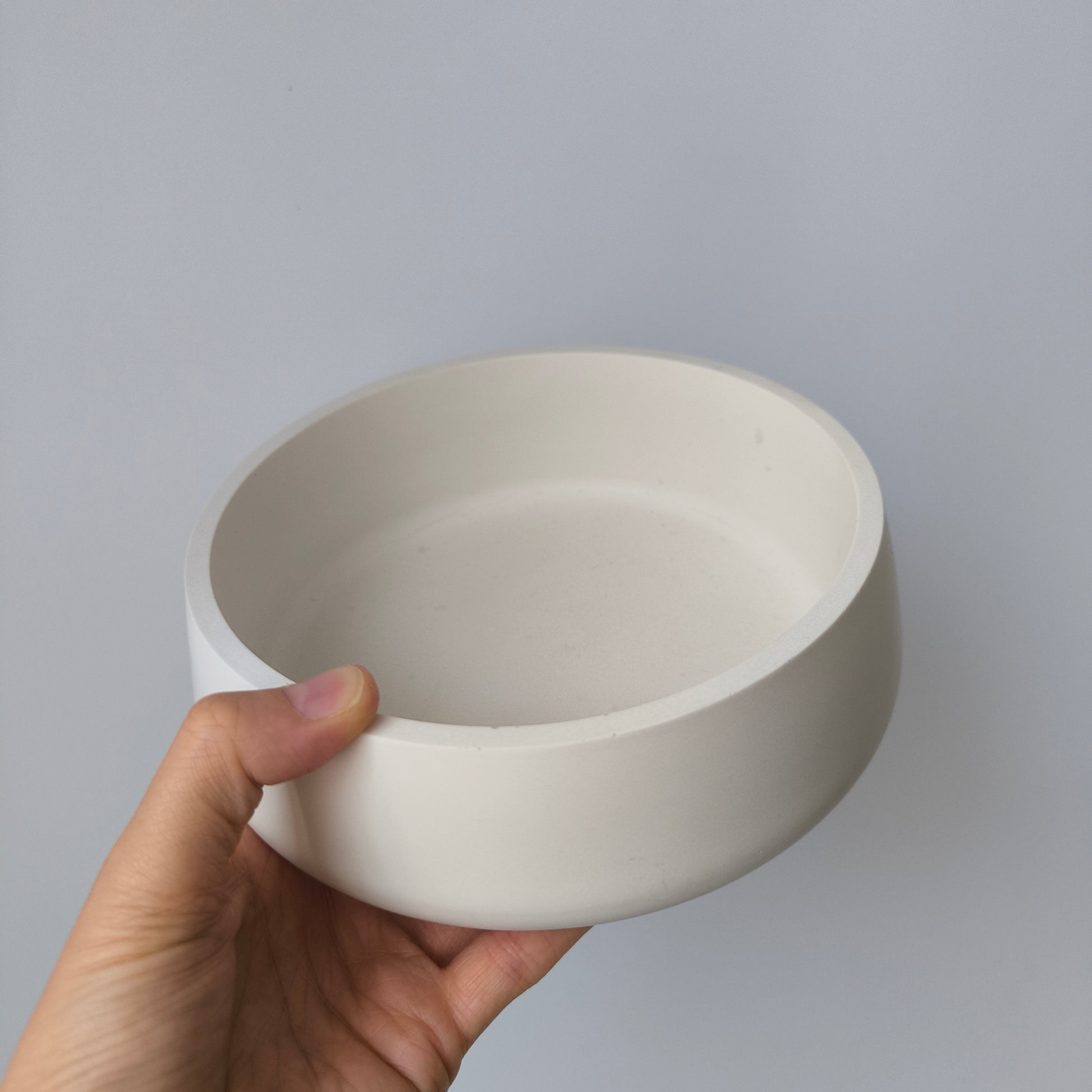 Weisse Kerzenschale Glina handgefertigt – vielseitig einsetzbar als Kerzenschale, Dekorationsschale, Müslischale oder Hundenapf
