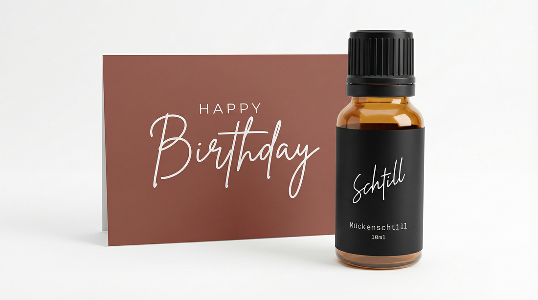 Glückwunschkarte mit Mückenschtill Mückenabwehr in hellbrauner Glasflasche mit schwarzem umlaufendem Etikett auf weissem Hintergrund