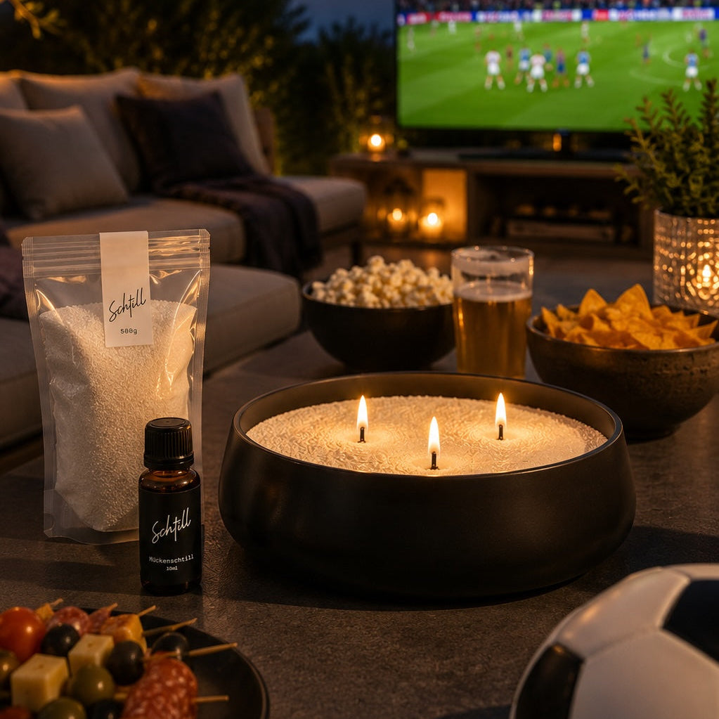 Kerzenschnee mit Mückenschtill und schwarzer Keramikschale beim Public Viewing – natürliche Citronella-Kerze für Terrasse, Garten und Camping in der Schweiz.