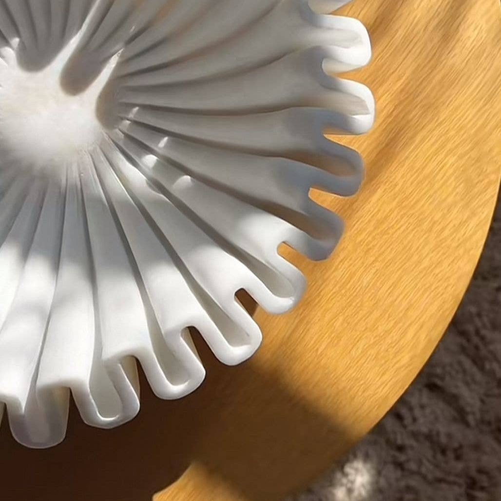 Detailansicht der weissen Resin Designschale mit Fächerstruktur – ideal für Kerzensand und Kerzenschnee
